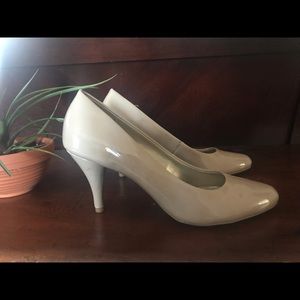 Nude patent leather pumps